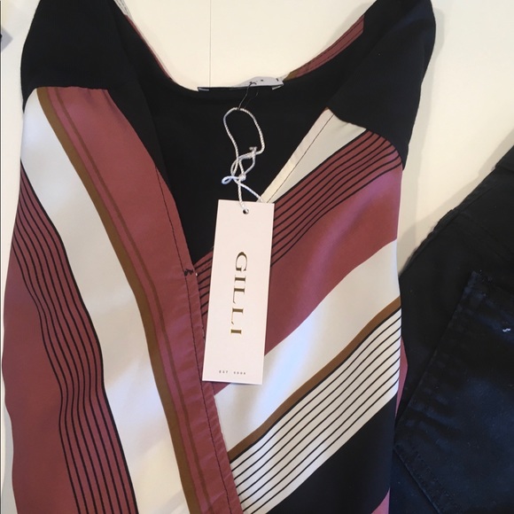 ⭐️ HP 🎉Striped V-neck Top With Front Gathered Hem - Picture 4 of 6